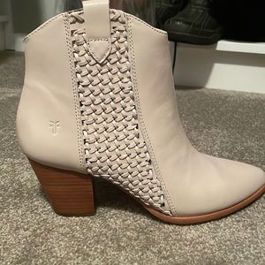 New in box Frye Reed woven bootie size 9.5, color: latte